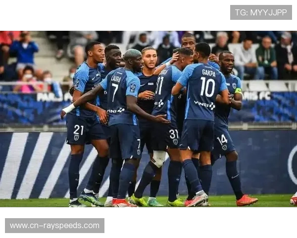 巴黎圣日耳曼迎战巴黎FC,球场间距20米同城德比创顶级联赛纪录